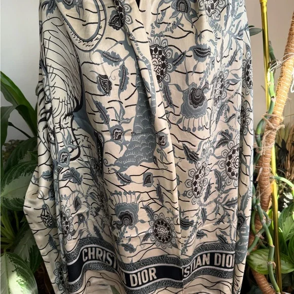 Christian Dior Reversible Floral Wrap Silk Scarf. - Picture 12 of 16